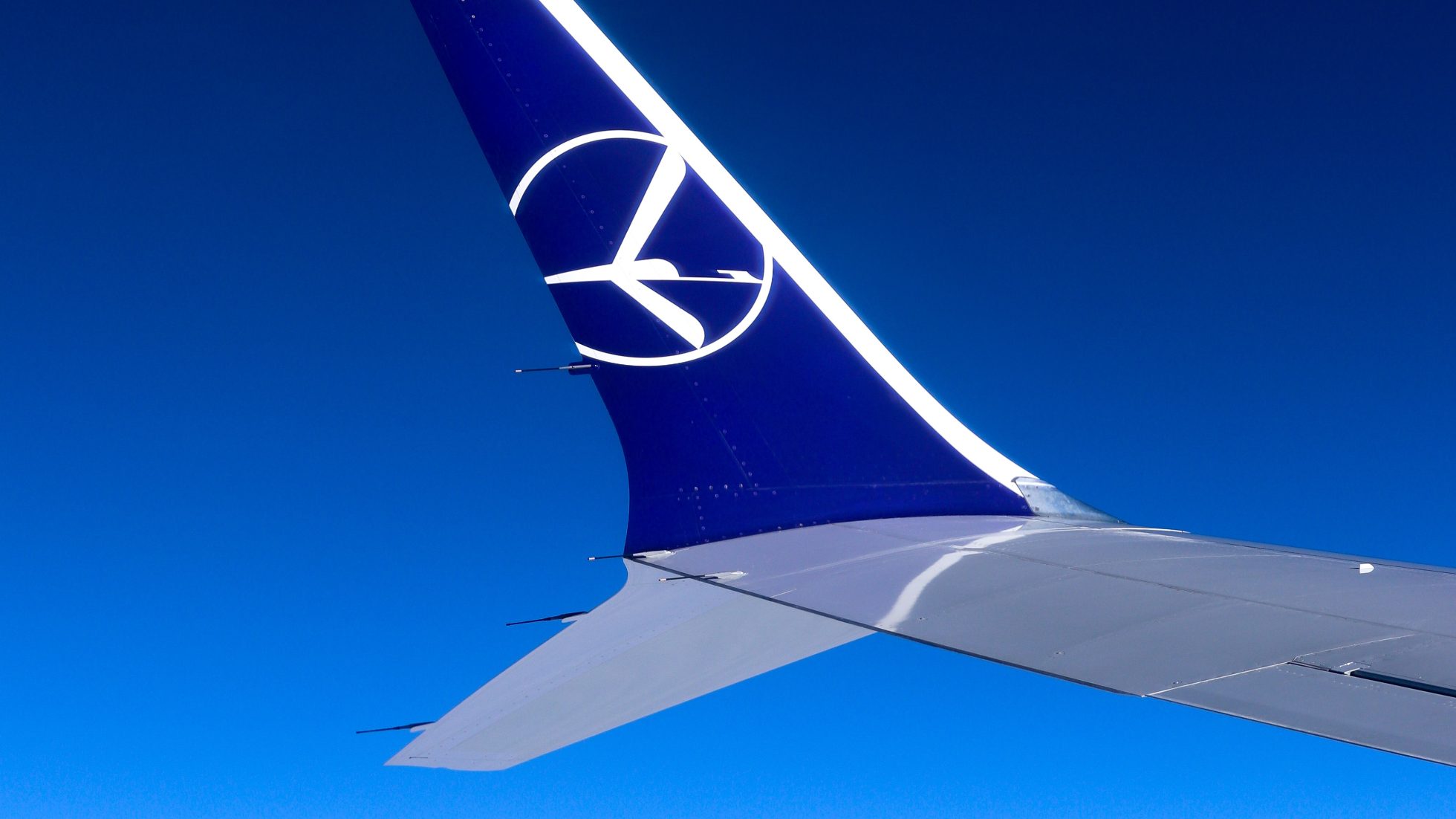 Na obrazku widoczne jest skrzydło samolotu Boeing 737 MAX z charakterystycznym wingletem.